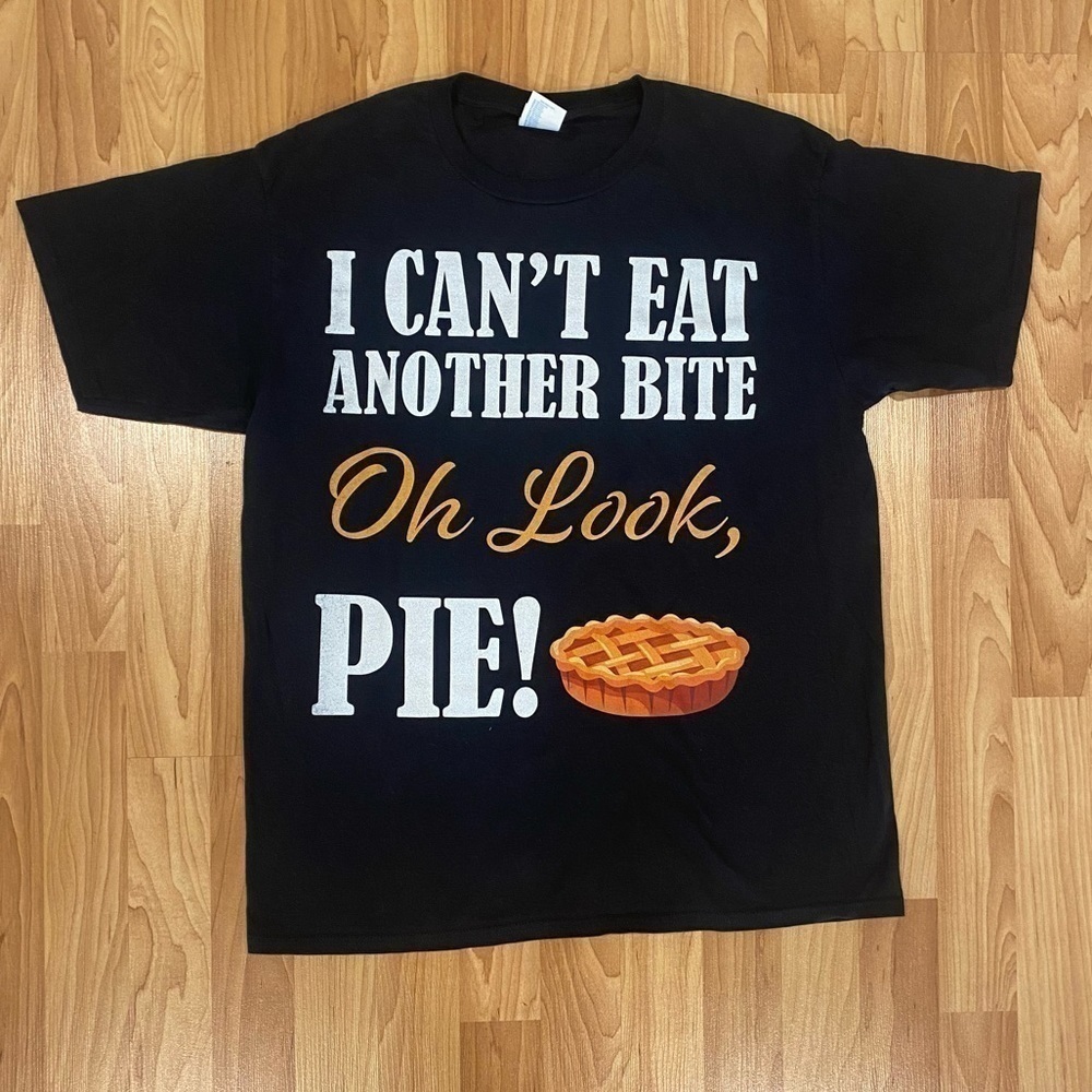 THANKSGIVING “Can’t Eat Another Bite Oh Look, Pie!” Black Short Sleeve T-shirt - Picture 1 of 5